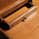 Dettaglio Scrivania-scrittoio piccola classica in legno noce con alzatina, tre cassetti a coda di rondine e piano in vera pelle con greca oro – Tiziano RH630